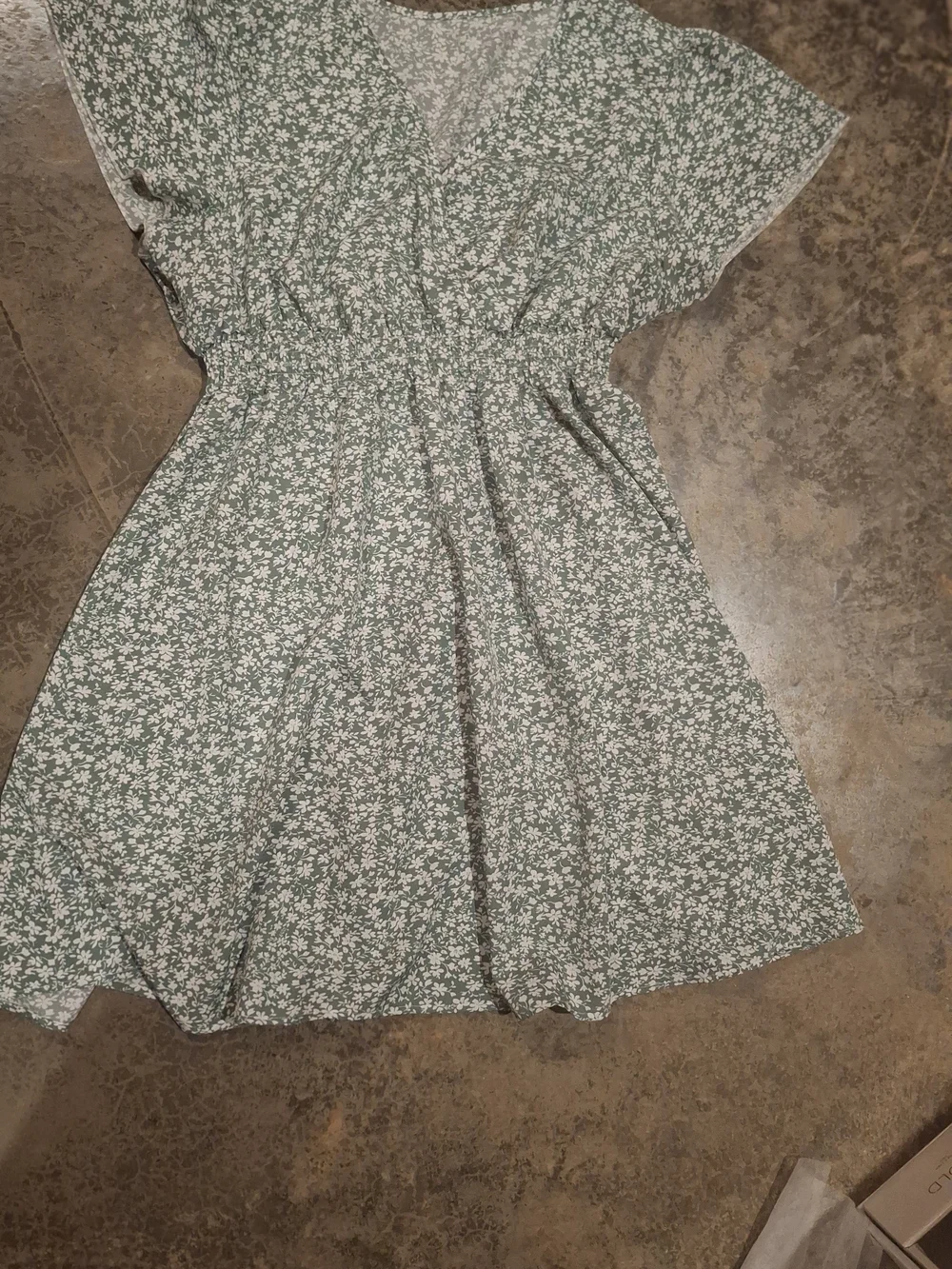 Women's Green Floral V-Neck Smocked Waist Dress - Picture 2 of 12